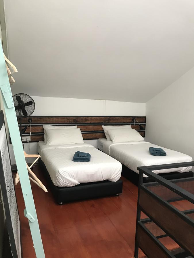 Lima.Tujoh Hotel Кучинг Екстериор снимка
